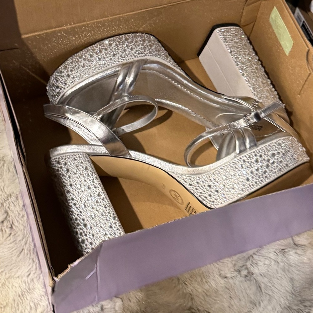 ✨ NIB Michael Kors Silver Platform Women Shoes ✨
✨ Size 9.5 ✨ - Picture 2 of 8